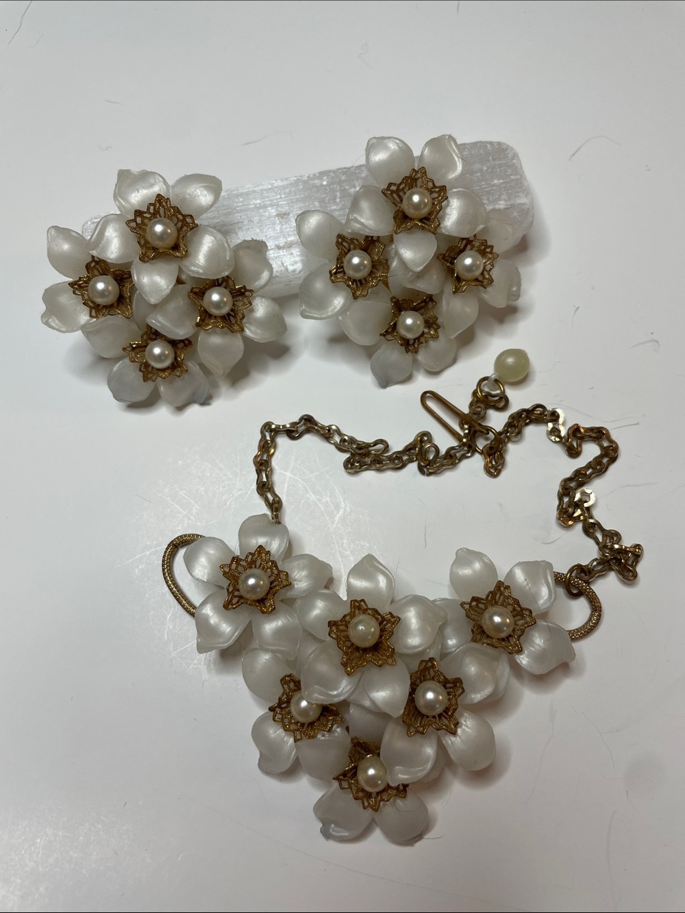Vintage Plastic Flower Pearl Gold Tone Center Large Clip Earrings & Necklace